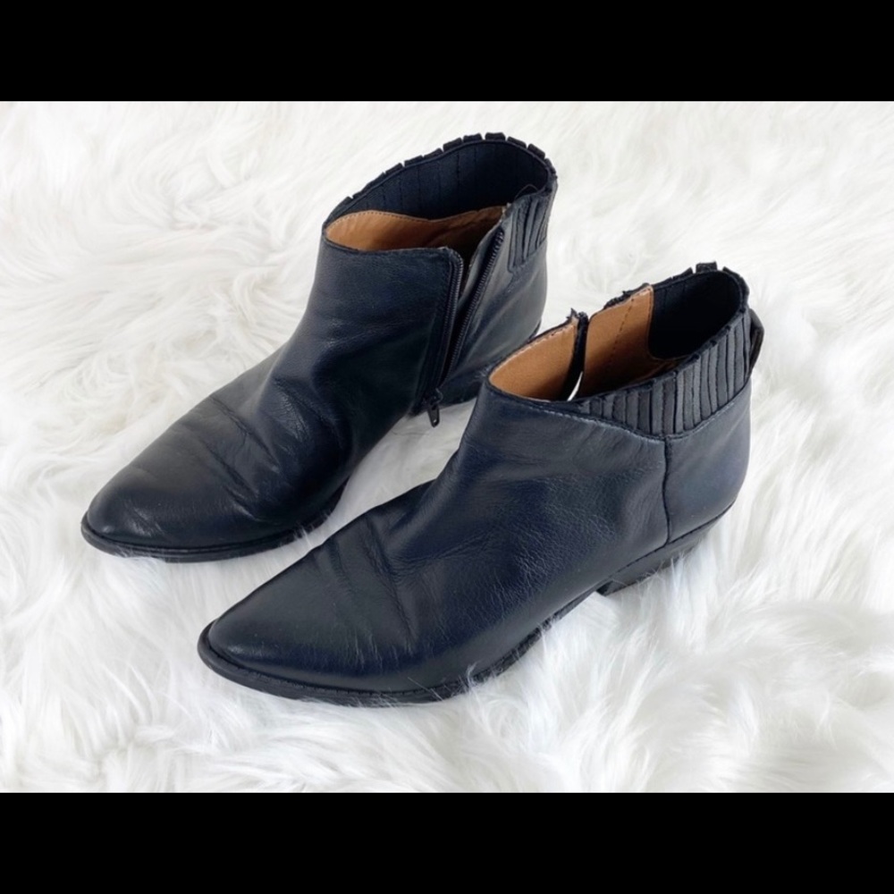 Black leather Lucky Brand booties size 8